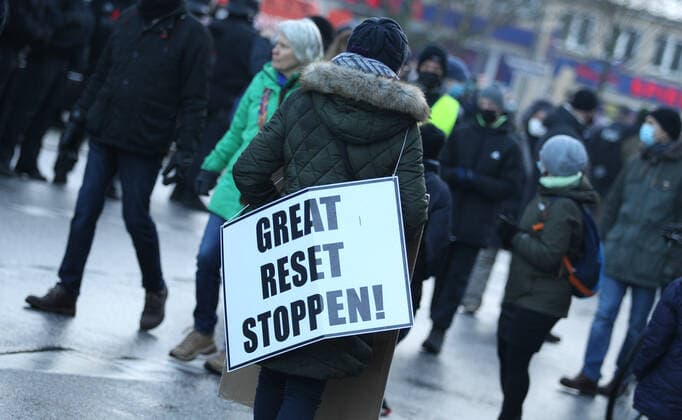 Demonstration von Kritikern der Corona-Maßnahmen in Barmbek. Die Auftaktkundgebung fand auf dem Bert-Kaempfert-Platz statt. Von dort aus setzte sich der Protestzug in Richtung Fuhlsbüttel in Bewegung. Die Demonstranten wurden von einem großen Polizeiaufgebot begleitet. Die Beamten waren mit mehreren Mannschaftswagen und einer Reiterstaffel vor Ort. Auf der Piazzetta-Ralph-Giordano gab es eine kleine Gegendemonstration, an der auch Aktivisten der Antifa teilnahmen. Es kam zu kleinen Handgemengen zwischen ihnen und Polizeikräften. Barmbek Hamburg