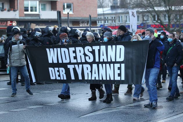 Demonstration von Kritikern der Corona-Maßnahmen in Barmbek. Die Auftaktkundgebung fand auf dem Bert-Kaempfert-Platz statt. Von dort aus setzte sich der Protestzug in Richtung Fuhlsbüttel in Bewegung. Die Demonstranten wurden von einem großen Polizeiaufgebot begleitet. Die Beamten waren mit mehreren Mannschaftswagen und einer Reiterstaffel vor Ort. Auf der Piazzetta-Ralph-Giordano gab es eine kleine Gegendemonstration, an der auch Aktivisten der Antifa teilnahmen. Es kam zu kleinen Handgemengen zwischen ihnen und Polizeikräften. Barmbek Hamburg