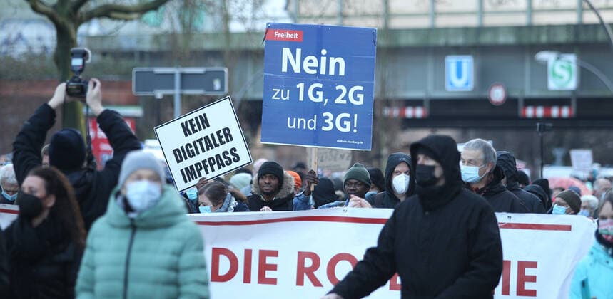 Demonstration von Kritikern der Corona-Maßnahmen in Barmbek. Die Auftaktkundgebung fand auf dem Bert-Kaempfert-Platz statt. Von dort aus setzte sich der Protestzug in Richtung Fuhlsbüttel in Bewegung. Die Demonstranten wurden von einem großen Polizeiaufgebot begleitet. Die Beamten waren mit mehreren Mannschaftswagen und einer Reiterstaffel vor Ort. Auf der Piazzetta-Ralph-Giordano gab es eine kleine Gegendemonstration, an der auch Aktivisten der Antifa teilnahmen. Es kam zu kleinen Handgemengen zwischen ihnen und Polizeikräften. Barmbek Hamburg