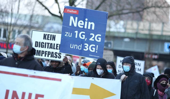 Demonstration von Kritikern der Corona-Maßnahmen in Barmbek. Die Auftaktkundgebung fand auf dem Bert-Kaempfert-Platz statt. Von dort aus setzte sich der Protestzug in Richtung Fuhlsbüttel in Bewegung. Die Demonstranten wurden von einem großen Polizeiaufgebot begleitet. Die Beamten waren mit mehreren Mannschaftswagen und einer Reiterstaffel vor Ort. Auf der Piazzetta-Ralph-Giordano gab es eine kleine Gegendemonstration, an der auch Aktivisten der Antifa teilnahmen. Es kam zu kleinen Handgemengen zwischen ihnen und Polizeikräften. Barmbek Hamburg