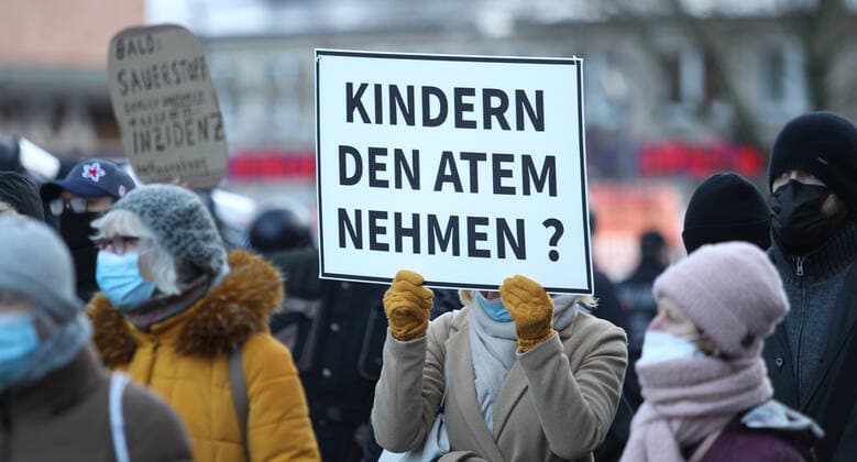 Demonstration von Kritikern der Corona-Maßnahmen in Barmbek. Die Auftaktkundgebung fand auf dem Bert-Kaempfert-Platz statt. Von dort aus setzte sich der Protestzug in Richtung Fuhlsbüttel in Bewegung. Die Demonstranten wurden von einem großen Polizeiaufgebot begleitet. Die Beamten waren mit mehreren Mannschaftswagen und einer Reiterstaffel vor Ort. Auf der Piazzetta-Ralph-Giordano gab es eine kleine Gegendemonstration, an der auch Aktivisten der Antifa teilnahmen. Es kam zu kleinen Handgemengen zwischen ihnen und Polizeikräften. Barmbek Hamburg