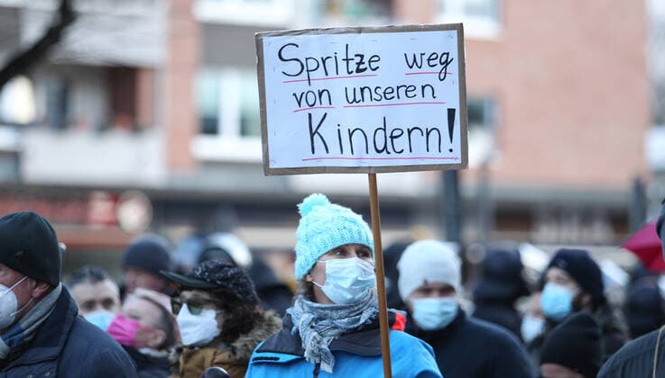 Demonstration von Kritikern der Corona-Maßnahmen in Barmbek. Die Auftaktkundgebung fand auf dem Bert-Kaempfert-Platz statt. Von dort aus setzte sich der Protestzug in Richtung Fuhlsbüttel in Bewegung. Die Demonstranten wurden von einem großen Polizeiaufgebot begleitet. Die Beamten waren mit mehreren Mannschaftswagen und einer Reiterstaffel vor Ort. Auf der Piazzetta-Ralph-Giordano gab es eine kleine Gegendemonstration, an der auch Aktivisten der Antifa teilnahmen. Es kam zu kleinen Handgemengen zwischen ihnen und Polizeikräften. Barmbek Hamburg