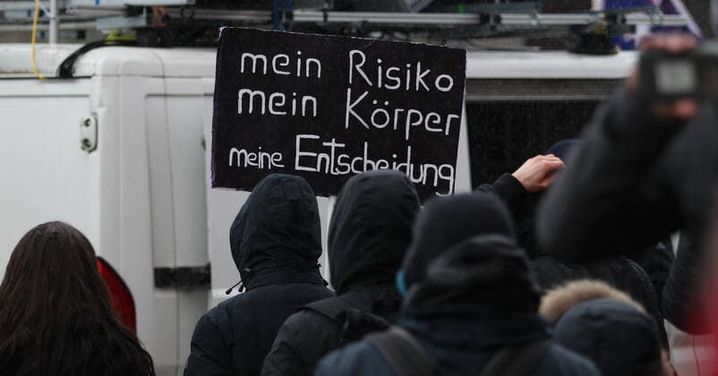 Demonstration von Kritikern der Corona-Maßnahmen in Barmbek. Die Auftaktkundgebung fand auf dem Bert-Kaempfert-Platz statt. Von dort aus setzte sich der Protestzug in Richtung Fuhlsbüttel in Bewegung. Die Demonstranten wurden von einem großen Polizeiaufgebot begleitet. Die Beamten waren mit mehreren Mannschaftswagen und einer Reiterstaffel vor Ort. Auf der Piazzetta-Ralph-Giordano gab es eine kleine Gegendemonstration, an der auch Aktivisten der Antifa teilnahmen. Es kam zu kleinen Handgemengen zwischen ihnen und Polizeikräften. Barmbek Hamburg