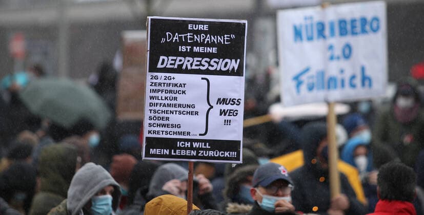 Demonstration von Kritikern der Corona-Maßnahmen in Barmbek. Die Auftaktkundgebung fand auf dem Bert-Kaempfert-Platz statt. Von dort aus setzte sich der Protestzug in Richtung Fuhlsbüttel in Bewegung. Die Demonstranten wurden von einem großen Polizeiaufgebot begleitet. Die Beamten waren mit mehreren Mannschaftswagen und einer Reiterstaffel vor Ort. Auf der Piazzetta-Ralph-Giordano gab es eine kleine Gegendemonstration, an der auch Aktivisten der Antifa teilnahmen. Es kam zu kleinen Handgemengen zwischen ihnen und Polizeikräften. Barmbek Hamburg