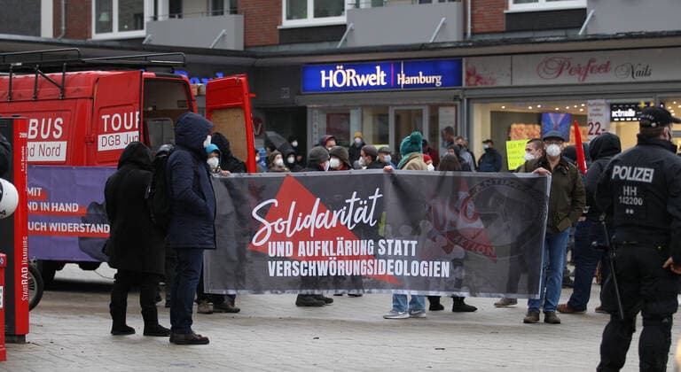 Demonstration von Kritikern der Corona-Maßnahmen in Barmbek. Die Auftaktkundgebung fand auf dem Bert-Kaempfert-Platz statt. Von dort aus setzte sich der Protestzug in Richtung Fuhlsbüttel in Bewegung. Die Demonstranten wurden von einem großen Polizeiaufgebot begleitet. Die Beamten waren mit mehreren Mannschaftswagen und einer Reiterstaffel vor Ort. Auf der Piazzetta-Ralph-Giordano gab es eine kleine Gegendemonstration, an der auch Aktivisten der Antifa teilnahmen. Es kam zu kleinen Handgemengen zwischen ihnen und Polizeikräften. Gegendemonstranten auf der der Piazzetta-Ralph-Giordano. Barmbek Hamburg