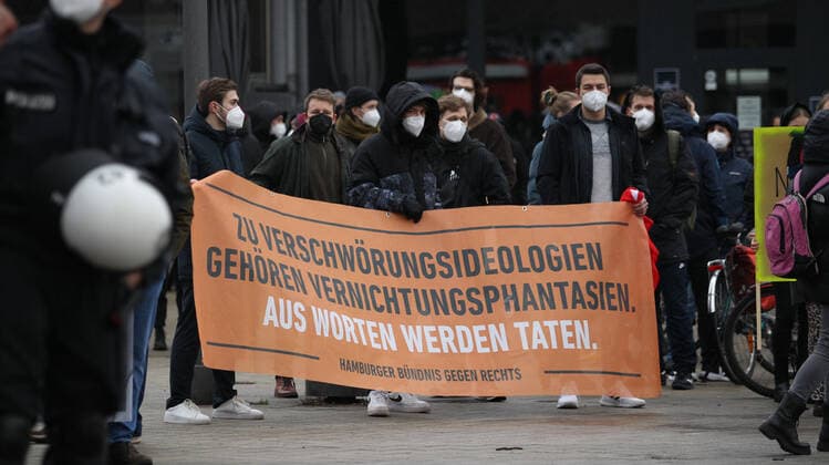 Demonstration von Kritikern der Corona-Maßnahmen in Barmbek. Die Auftaktkundgebung fand auf dem Bert-Kaempfert-Platz statt. Von dort aus setzte sich der Protestzug in Richtung Fuhlsbüttel in Bewegung. Die Demonstranten wurden von einem großen Polizeiaufgebot begleitet. Die Beamten waren mit mehreren Mannschaftswagen und einer Reiterstaffel vor Ort. Auf der Piazzetta-Ralph-Giordano gab es eine kleine Gegendemonstration, an der auch Aktivisten der Antifa teilnahmen. Es kam zu kleinen Handgemengen zwischen ihnen und Polizeikräften. Gegendemonstranten auf der der Piazzetta-Ralph-Giordano. Barmbek Hamburg