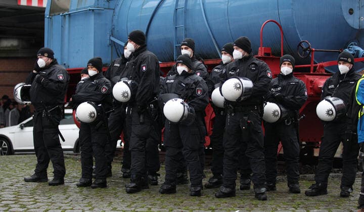 Demonstration von Kritikern der Corona-Maßnahmen in Barmbek. Die Auftaktkundgebung fand auf dem Bert-Kaempfert-Platz statt. Von dort aus setzte sich der Protestzug in Richtung Fuhlsbüttel in Bewegung. Die Demonstranten wurden von einem großen Polizeiaufgebot begleitet. Die Beamten waren mit mehreren Mannschaftswagen und einer Reiterstaffel vor Ort. Auf der Piazzetta-Ralph-Giordano gab es eine kleine Gegendemonstration, an der auch Aktivisten der Antifa teilnahmen. Es kam zu kleinen Handgemengen zwischen ihnen und Polizeikräften. Polizisten im Kreisel vor dem Bahnhof Barmbek. Barmbek Hamburg