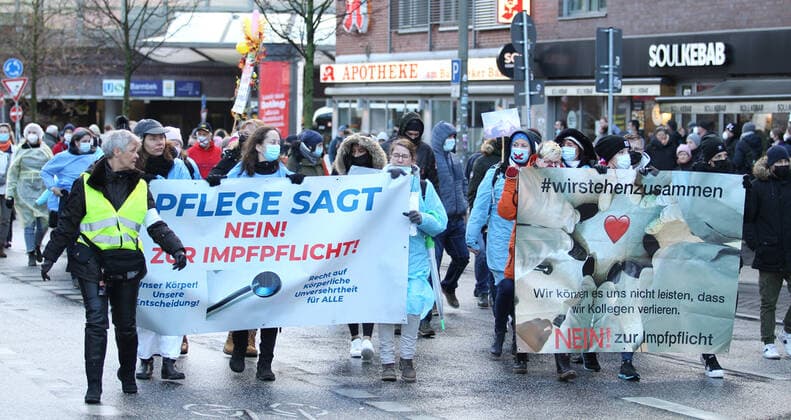 Demonstration von Kritikern der Corona-Maßnahmen in Barmbek. Die Auftaktkundgebung fand auf dem Bert-Kaempfert-Platz statt. Von dort aus setzte sich der Protestzug in Richtung Fuhlsbüttel in Bewegung. Die Demonstranten wurden von einem großen Polizeiaufgebot begleitet. Die Beamten waren mit mehreren Mannschaftswagen und einer Reiterstaffel vor Ort. Auf der Piazzetta-Ralph-Giordano gab es eine kleine Gegendemonstration, an der auch Aktivisten der Antifa teilnahmen. Es kam zu kleinen Handgemengen zwischen ihnen und Polizeikräften. Barmbek Hamburg