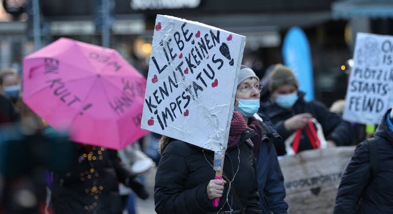 Demonstration von Kritikern der Corona-Maßnahmen in Barmbek. Die Auftaktkundgebung fand auf dem Bert-Kaempfert-Platz statt. Von dort aus setzte sich der Protestzug in Richtung Fuhlsbüttel in Bewegung. Die Demonstranten wurden von einem großen Polizeiaufgebot begleitet. Die Beamten waren mit mehreren Mannschaftswagen und einer Reiterstaffel vor Ort. Auf der Piazzetta-Ralph-Giordano gab es eine kleine Gegendemonstration, an der auch Aktivisten der Antifa teilnahmen. Es kam zu kleinen Handgemengen zwischen ihnen und Polizeikräften. Barmbek Hamburg