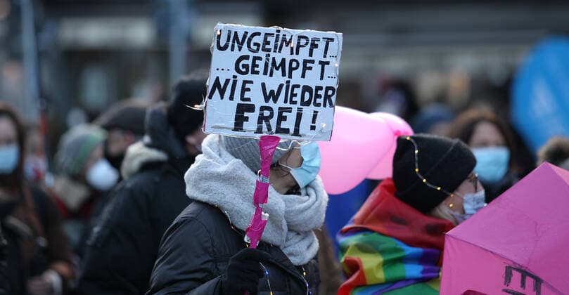 Demonstration von Kritikern der Corona-Maßnahmen in Barmbek. Die Auftaktkundgebung fand auf dem Bert-Kaempfert-Platz statt. Von dort aus setzte sich der Protestzug in Richtung Fuhlsbüttel in Bewegung. Die Demonstranten wurden von einem großen Polizeiaufgebot begleitet. Die Beamten waren mit mehreren Mannschaftswagen und einer Reiterstaffel vor Ort. Auf der Piazzetta-Ralph-Giordano gab es eine kleine Gegendemonstration, an der auch Aktivisten der Antifa teilnahmen. Es kam zu kleinen Handgemengen zwischen ihnen und Polizeikräften. Barmbek Hamburg