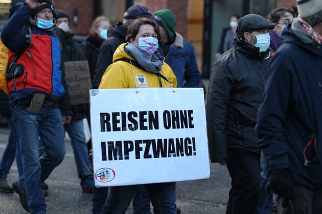 Demonstration von Kritikern der Corona-Maßnahmen in Barmbek. Die Auftaktkundgebung fand auf dem Bert-Kaempfert-Platz statt. Von dort aus setzte sich der Protestzug in Richtung Fuhlsbüttel in Bewegung. Die Demonstranten wurden von einem großen Polizeiaufgebot begleitet. Die Beamten waren mit mehreren Mannschaftswagen und einer Reiterstaffel vor Ort. Auf der Piazzetta-Ralph-Giordano gab es eine kleine Gegendemonstration, an der auch Aktivisten der Antifa teilnahmen. Es kam zu kleinen Handgemengen zwischen ihnen und Polizeikräften. Barmbek Hamburg
