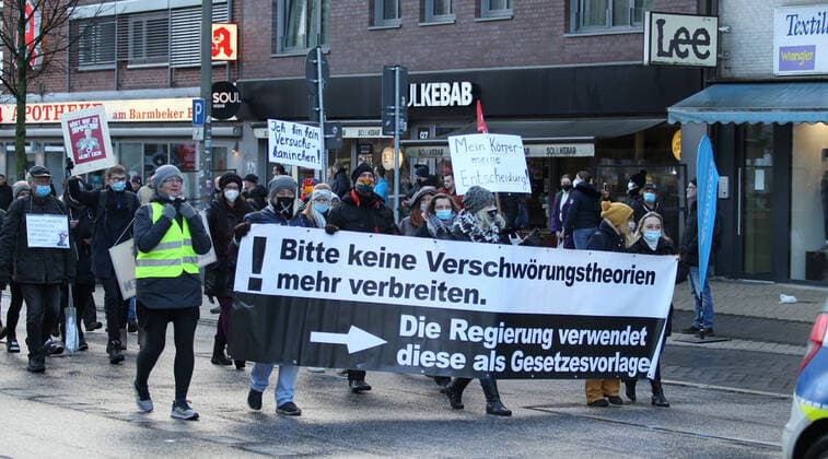 Demonstration von Kritikern der Corona-Maßnahmen in Barmbek. Die Auftaktkundgebung fand auf dem Bert-Kaempfert-Platz statt. Von dort aus setzte sich der Protestzug in Richtung Fuhlsbüttel in Bewegung. Die Demonstranten wurden von einem großen Polizeiaufgebot begleitet. Die Beamten waren mit mehreren Mannschaftswagen und einer Reiterstaffel vor Ort. Auf der Piazzetta-Ralph-Giordano gab es eine kleine Gegendemonstration, an der auch Aktivisten der Antifa teilnahmen. Es kam zu kleinen Handgemengen zwischen ihnen und Polizeikräften. Barmbek Hamburg