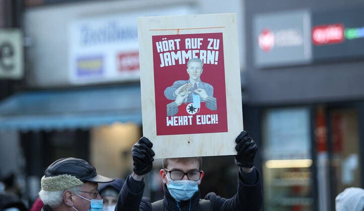 Demonstration von Kritikern der Corona-Maßnahmen in Barmbek. Die Auftaktkundgebung fand auf dem Bert-Kaempfert-Platz statt. Von dort aus setzte sich der Protestzug in Richtung Fuhlsbüttel in Bewegung. Die Demonstranten wurden von einem großen Polizeiaufgebot begleitet. Die Beamten waren mit mehreren Mannschaftswagen und einer Reiterstaffel vor Ort. Auf der Piazzetta-Ralph-Giordano gab es eine kleine Gegendemonstration, an der auch Aktivisten der Antifa teilnahmen. Es kam zu kleinen Handgemengen zwischen ihnen und Polizeikräften. Barmbek Hamburg