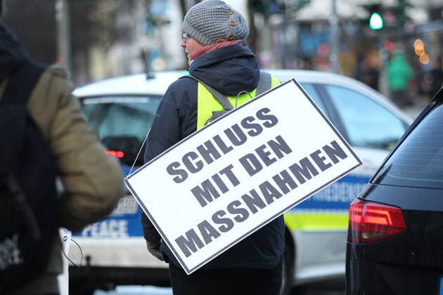 Demonstration von Kritikern der Corona-Maßnahmen in Barmbek. Die Auftaktkundgebung fand auf dem Bert-Kaempfert-Platz statt. Von dort aus setzte sich der Protestzug in Richtung Fuhlsbüttel in Bewegung. Die Demonstranten wurden von einem großen Polizeiaufgebot begleitet. Die Beamten waren mit mehreren Mannschaftswagen und einer Reiterstaffel vor Ort. Auf der Piazzetta-Ralph-Giordano gab es eine kleine Gegendemonstration, an der auch Aktivisten der Antifa teilnahmen. Es kam zu kleinen Handgemengen zwischen ihnen und Polizeikräften. Barmbek Hamburg