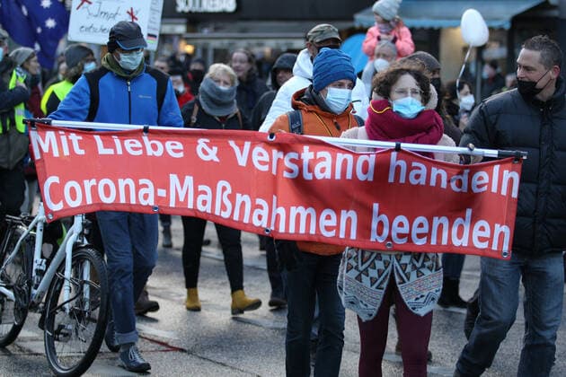 Demonstration von Kritikern der Corona-Maßnahmen in Barmbek. Die Auftaktkundgebung fand auf dem Bert-Kaempfert-Platz statt. Von dort aus setzte sich der Protestzug in Richtung Fuhlsbüttel in Bewegung. Die Demonstranten wurden von einem großen Polizeiaufgebot begleitet. Die Beamten waren mit mehreren Mannschaftswagen und einer Reiterstaffel vor Ort. Auf der Piazzetta-Ralph-Giordano gab es eine kleine Gegendemonstration, an der auch Aktivisten der Antifa teilnahmen. Es kam zu kleinen Handgemengen zwischen ihnen und Polizeikräften. Barmbek Hamburg