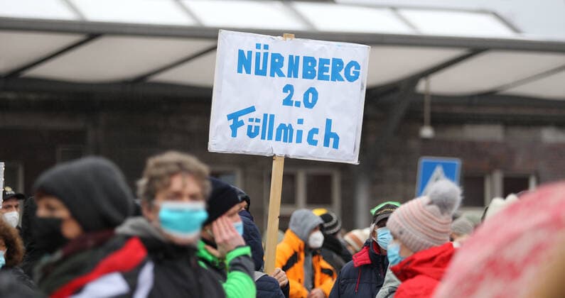 Demonstration von Kritikern der Corona-Maßnahmen in Barmbek. Die Auftaktkundgebung fand auf dem Bert-Kaempfert-Platz statt. Von dort aus setzte sich der Protestzug in Richtung Fuhlsbüttel in Bewegung. Die Demonstranten wurden von einem großen Polizeiaufgebot begleitet. Die Beamten waren mit mehreren Mannschaftswagen und einer Reiterstaffel vor Ort. Auf der Piazzetta-Ralph-Giordano gab es eine kleine Gegendemonstration, an der auch Aktivisten der Antifa teilnahmen. Es kam zu kleinen Handgemengen zwischen ihnen und Polizeikräften. Barmbek Hamburg