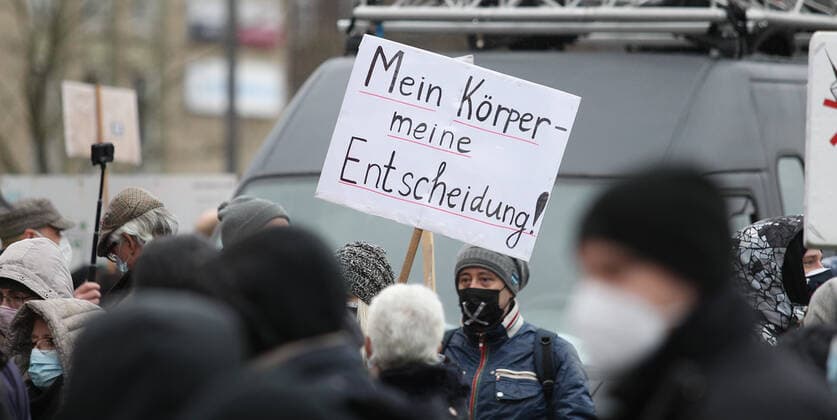 Demonstration von Kritikern der Corona-Maßnahmen in Barmbek. Die Auftaktkundgebung fand auf dem Bert-Kaempfert-Platz statt. Von dort aus setzte sich der Protestzug in Richtung Fuhlsbüttel in Bewegung. Die Demonstranten wurden von einem großen Polizeiaufgebot begleitet. Die Beamten waren mit mehreren Mannschaftswagen und einer Reiterstaffel vor Ort. Auf der Piazzetta-Ralph-Giordano gab es eine kleine Gegendemonstration, an der auch Aktivisten der Antifa teilnahmen. Es kam zu kleinen Handgemengen zwischen ihnen und Polizeikräften. Barmbek Hamburg