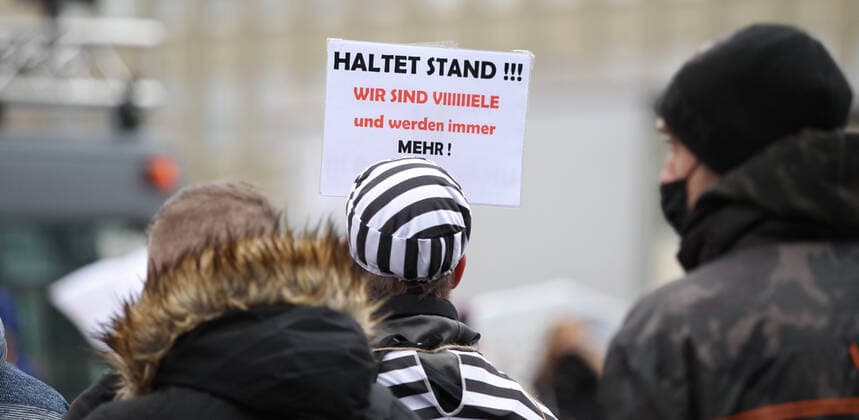 Demonstration von Kritikern der Corona-Maßnahmen in Barmbek. Die Auftaktkundgebung fand auf dem Bert-Kaempfert-Platz statt. Von dort aus setzte sich der Protestzug in Richtung Fuhlsbüttel in Bewegung. Die Demonstranten wurden von einem großen Polizeiaufgebot begleitet. Die Beamten waren mit mehreren Mannschaftswagen und einer Reiterstaffel vor Ort. Auf der Piazzetta-Ralph-Giordano gab es eine kleine Gegendemonstration, an der auch Aktivisten der Antifa teilnahmen. Es kam zu kleinen Handgemengen zwischen ihnen und Polizeikräften. Barmbek Hamburg