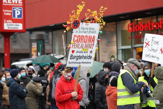 Demonstration von Kritikern der Corona-Maßnahmen in Barmbek. Die Auftaktkundgebung fand auf dem Bert-Kaempfert-Platz statt. Von dort aus setzte sich der Protestzug in Richtung Fuhlsbüttel in Bewegung. Die Demonstranten wurden von einem großen Polizeiaufgebot begleitet. Die Beamten waren mit mehreren Mannschaftswagen und einer Reiterstaffel vor Ort. Auf der Piazzetta-Ralph-Giordano gab es eine kleine Gegendemonstration, an der auch Aktivisten der Antifa teilnahmen. Es kam zu kleinen Handgemengen zwischen ihnen und Polizeikräften. Barmbek Hamburg