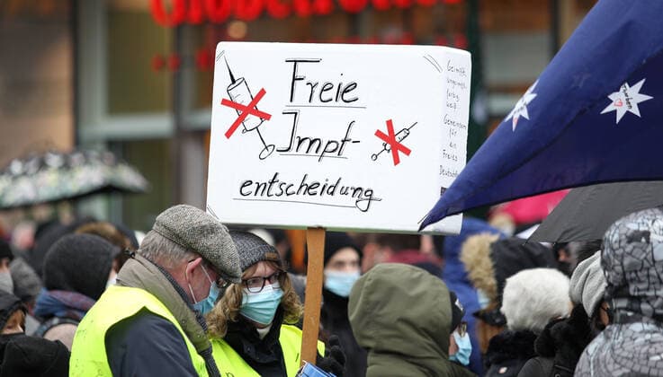 Demonstration von Kritikern der Corona-Maßnahmen in Barmbek. Die Auftaktkundgebung fand auf dem Bert-Kaempfert-Platz statt. Von dort aus setzte sich der Protestzug in Richtung Fuhlsbüttel in Bewegung. Die Demonstranten wurden von einem großen Polizeiaufgebot begleitet. Die Beamten waren mit mehreren Mannschaftswagen und einer Reiterstaffel vor Ort. Auf der Piazzetta-Ralph-Giordano gab es eine kleine Gegendemonstration, an der auch Aktivisten der Antifa teilnahmen. Es kam zu kleinen Handgemengen zwischen ihnen und Polizeikräften. Barmbek Hamburg