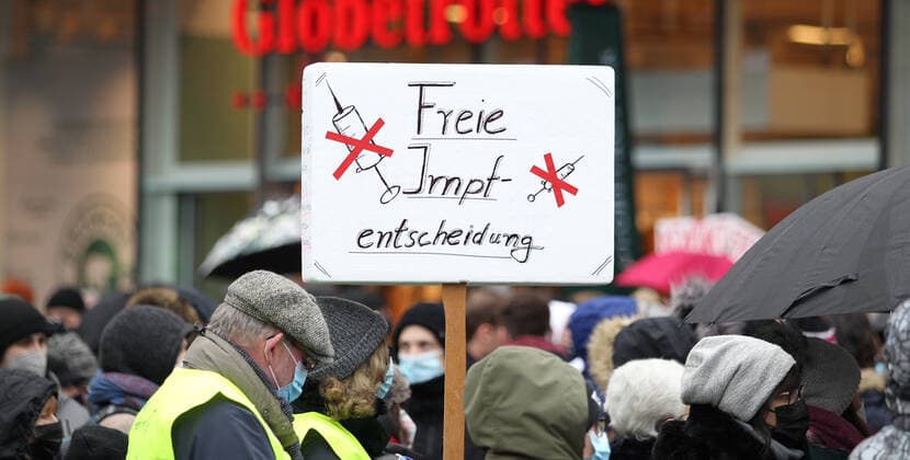 Demonstration von Kritikern der Corona-Maßnahmen in Barmbek. Die Auftaktkundgebung fand auf dem Bert-Kaempfert-Platz statt. Von dort aus setzte sich der Protestzug in Richtung Fuhlsbüttel in Bewegung. Die Demonstranten wurden von einem großen Polizeiaufgebot begleitet. Die Beamten waren mit mehreren Mannschaftswagen und einer Reiterstaffel vor Ort. Auf der Piazzetta-Ralph-Giordano gab es eine kleine Gegendemonstration, an der auch Aktivisten der Antifa teilnahmen. Es kam zu kleinen Handgemengen zwischen ihnen und Polizeikräften. Barmbek Hamburg