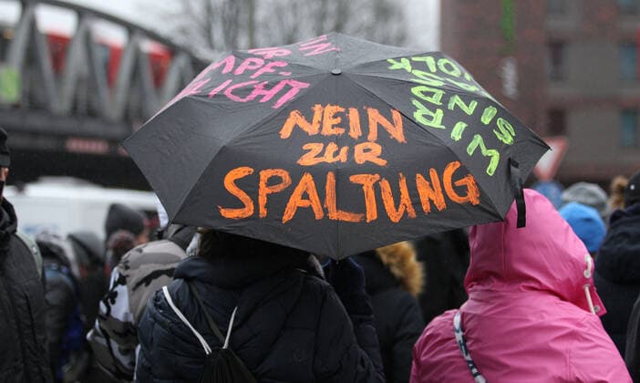 Demonstration von Kritikern der Corona-Maßnahmen in Barmbek. Die Auftaktkundgebung fand auf dem Bert-Kaempfert-Platz statt. Von dort aus setzte sich der Protestzug in Richtung Fuhlsbüttel in Bewegung. Die Demonstranten wurden von einem großen Polizeiaufgebot begleitet. Die Beamten waren mit mehreren Mannschaftswagen und einer Reiterstaffel vor Ort. Auf der Piazzetta-Ralph-Giordano gab es eine kleine Gegendemonstration, an der auch Aktivisten der Antifa teilnahmen. Es kam zu kleinen Handgemengen zwischen ihnen und Polizeikräften. Barmbek Hamburg