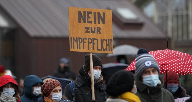 Demonstration von Kritikern der Corona-Maßnahmen in Barmbek. Die Auftaktkundgebung fand auf dem Bert-Kaempfert-Platz statt. Von dort aus setzte sich der Protestzug in Richtung Fuhlsbüttel in Bewegung. Die Demonstranten wurden von einem großen Polizeiaufgebot begleitet. Die Beamten waren mit mehreren Mannschaftswagen und einer Reiterstaffel vor Ort. Auf der Piazzetta-Ralph-Giordano gab es eine kleine Gegendemonstration, an der auch Aktivisten der Antifa teilnahmen. Es kam zu kleinen Handgemengen zwischen ihnen und Polizeikräften. Barmbek Hamburg