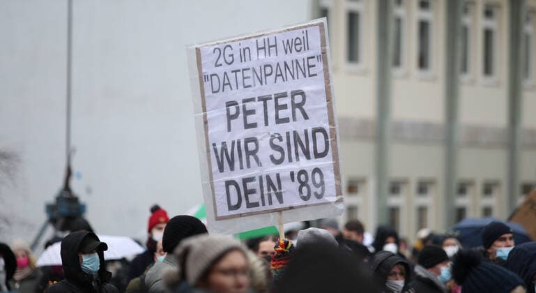 Demonstration von Kritikern der Corona-Maßnahmen in Barmbek. Die Auftaktkundgebung fand auf dem Bert-Kaempfert-Platz statt. Von dort aus setzte sich der Protestzug in Richtung Fuhlsbüttel in Bewegung. Die Demonstranten wurden von einem großen Polizeiaufgebot begleitet. Die Beamten waren mit mehreren Mannschaftswagen und einer Reiterstaffel vor Ort. Auf der Piazzetta-Ralph-Giordano gab es eine kleine Gegendemonstration, an der auch Aktivisten der Antifa teilnahmen. Es kam zu kleinen Handgemengen zwischen ihnen und Polizeikräften. Kritik an Bürgermeister Peter Tschentscher wegen der unklaren Zahlenlage. Barmbek Hamburg