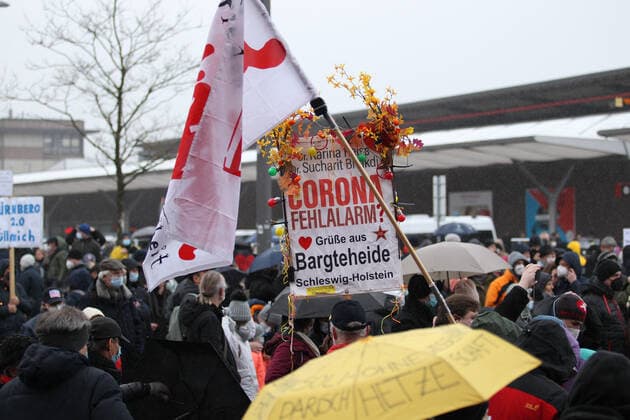 Demonstration von Kritikern der Corona-Maßnahmen in Barmbek. Die Auftaktkundgebung fand auf dem Bert-Kaempfert-Platz statt. Von dort aus setzte sich der Protestzug in Richtung Fuhlsbüttel in Bewegung. Die Demonstranten wurden von einem großen Polizeiaufgebot begleitet. Die Beamten waren mit mehreren Mannschaftswagen und einer Reiterstaffel vor Ort. Auf der Piazzetta-Ralph-Giordano gab es eine kleine Gegendemonstration, an der auch Aktivisten der Antifa teilnahmen. Es kam zu kleinen Handgemengen zwischen ihnen und Polizeikräften. Barmbek Hamburg