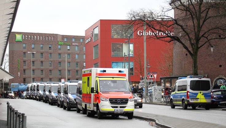 Demonstration von Kritikern der Corona-Maßnahmen in Barmbek. Die Auftaktkundgebung fand auf dem Bert-Kaempfert-Platz statt. Von dort aus setzte sich der Protestzug in Richtung Fuhlsbüttel in Bewegung. Die Demonstranten wurden von einem großen Polizeiaufgebot begleitet. Die Beamten waren mit mehreren Mannschaftswagen und einer Reiterstaffel vor Ort. Auf der Piazzetta-Ralph-Giordano gab es eine kleine Gegendemonstration, an der auch Aktivisten der Antifa teilnahmen. Es kam zu kleinen Handgemengen zwischen ihnen und Polizeikräften. Mannschaftswagen der Polizei stehen vor dem U- und S-Bahnhof Barmbek. Barmbek Hamburg