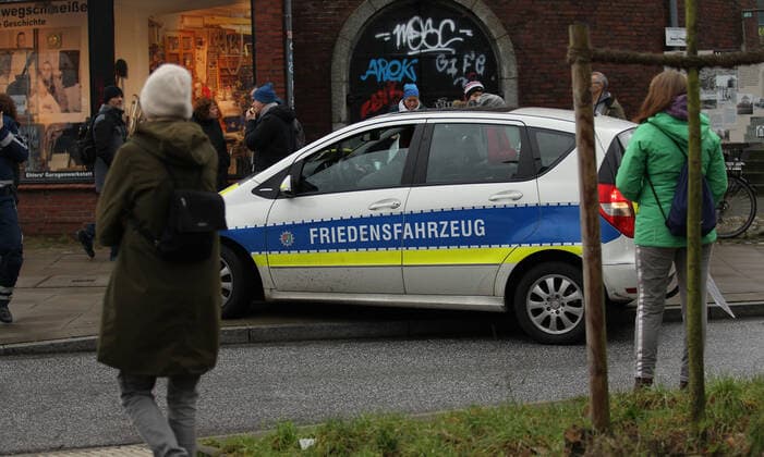 Demonstration von Kritikern der Corona-Maßnahmen in Barmbek. Die Auftaktkundgebung fand auf dem Bert-Kaempfert-Platz statt. Von dort aus setzte sich der Protestzug in Richtung Fuhlsbüttel in Bewegung. Die Demonstranten wurden von einem großen Polizeiaufgebot begleitet. Die Beamten waren mit mehreren Mannschaftswagen und einer Reiterstaffel vor Ort. Auf der Piazzetta-Ralph-Giordano gab es eine kleine Gegendemonstration, an der auch Aktivisten der Antifa teilnahmen. Es kam zu kleinen Handgemengen zwischen ihnen und Polizeikräften. Friedensfahrzeug einer Demonstrantin. Barmbek Hamburg
