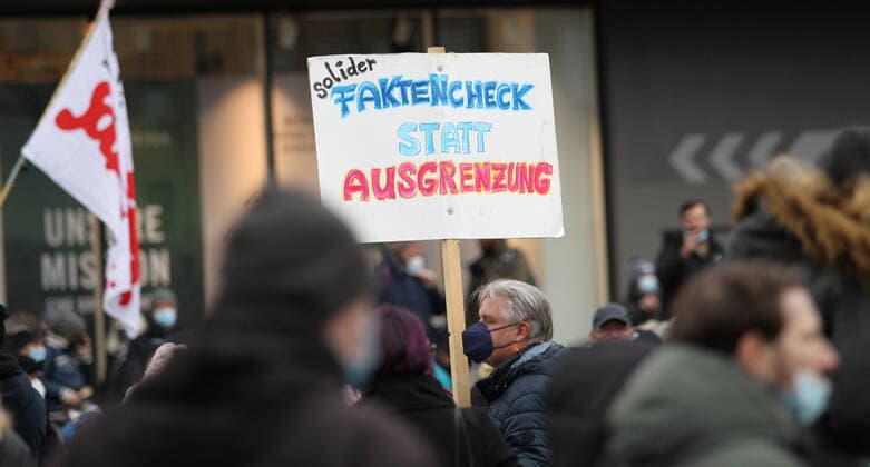 Demonstration von Kritikern der Corona-Maßnahmen in Barmbek. Die Auftaktkundgebung fand auf dem Bert-Kaempfert-Platz statt. Von dort aus setzte sich der Protestzug in Richtung Fuhlsbüttel in Bewegung. Die Demonstranten wurden von einem großen Polizeiaufgebot begleitet. Die Beamten waren mit mehreren Mannschaftswagen und einer Reiterstaffel vor Ort. Auf der Piazzetta-Ralph-Giordano gab es eine kleine Gegendemonstration, an der auch Aktivisten der Antifa teilnahmen. Es kam zu kleinen Handgemengen zwischen ihnen und Polizeikräften. Barmbek Hamburg