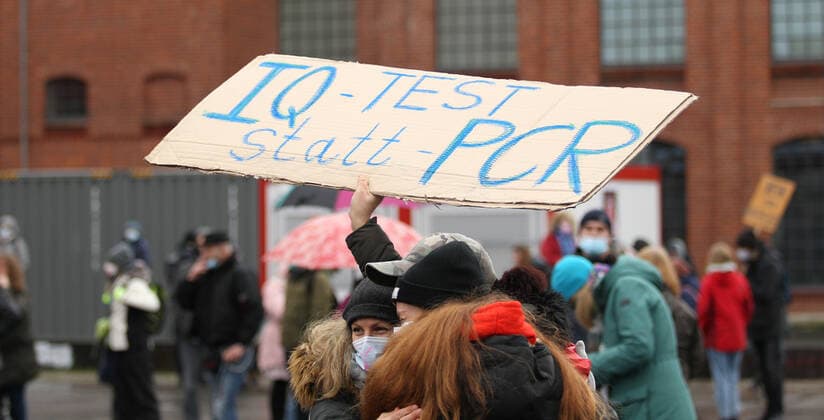 Demonstration von Kritikern der Corona-Maßnahmen in Barmbek. Die Auftaktkundgebung fand auf dem Bert-Kaempfert-Platz statt. Von dort aus setzte sich der Protestzug in Richtung Fuhlsbüttel in Bewegung. Die Demonstranten wurden von einem großen Polizeiaufgebot begleitet. Die Beamten waren mit mehreren Mannschaftswagen und einer Reiterstaffel vor Ort. Auf der Piazzetta-Ralph-Giordano gab es eine kleine Gegendemonstration, an der auch Aktivisten der Antifa teilnahmen. Es kam zu kleinen Handgemengen zwischen ihnen und Polizeikräften. Barmbek Hamburg