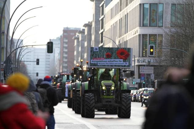 Berlin, Wir haben es satt Demonstration für Wende in der Agrarpolitik Germany: Farmers protest in front of the Ministry of Agriculture A convoy of tractors drives through the city. The farmers hand over a Federal Ministry of Agriculture Protest note to Cem Özdemir. There is also the season leek for the agricultural turnaround . over 1000 people from all over Germany these days via video message participate, handed over to the Minister of Agriculture. Berlin Berlin-Mitte Germany BMEL, Wilhelmstraße 54, 10117 Berlin Copyright: SimonexKuhlmey
