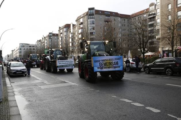 Germany: Farmers protest in front of the Ministry of Agriculture A convoy of tractors drives through the city. The farmers hand over a Federal Ministry of Agriculture Protest note to Cem Özdemir. There is also the season leek for the agricultural turnaround . over 1000 people from all over Germany these days via video message participate, handed over to the Minister of Agriculture. Berlin Berlin-Mitte Germany BMEL, Wilhelmstraße 54, 10117 Berlin Copyright: SimonexKuhlmey