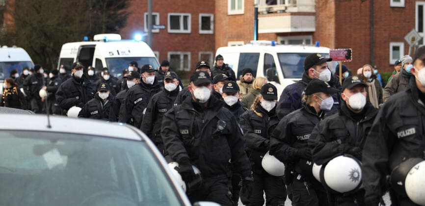 Demonstration von Kritikern der Corona-Maßnahmen in Barmbek. Die Auftaktkundgebung fand auf dem Bert-Kaempfert-Platz statt. Von dort aus setzte sich der Protestzug in Richtung Fuhlsbüttel in Bewegung. Die Demonstranten wurden von einem großen Polizeiaufgebot begleitet. Die Beamten waren mit mehreren Mannschaftswagen und einer Reiterstaffel vor Ort. Auf der Piazzetta-Ralph-Giordano gab es eine kleine Gegendemonstration, an der auch Aktivisten der Antifa teilnahmen. Ein Großaufgebot der Polizei begleitet den Demonstrationszug auf seinem Weg. Barmbek Hamburg