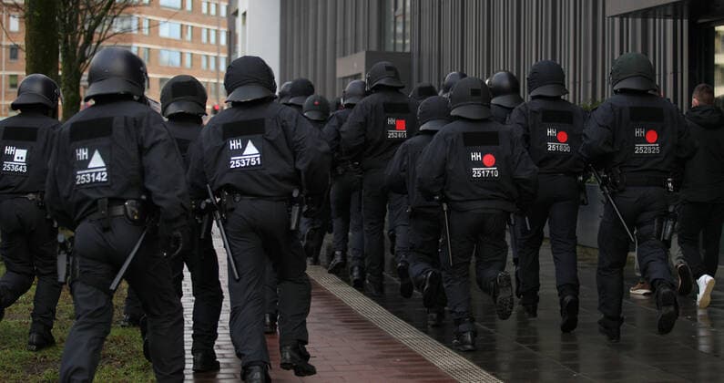 Demonstration von Kritikern der Corona-Maßnahmen in Barmbek. Die Auftaktkundgebung fand auf dem Bert-Kaempfert-Platz statt. Von dort aus setzte sich der Protestzug in Richtung Fuhlsbüttel in Bewegung. Die Demonstranten wurden von einem großen Polizeiaufgebot begleitet. Die Beamten waren mit mehreren Mannschaftswagen und einer Reiterstaffel vor Ort. Auf der Piazzetta-Ralph-Giordano gab es eine kleine Gegendemonstration, an der auch Aktivisten der Antifa teilnahmen. Es kam zu kleinen Handgemengen zwischen ihnen und Polizeikräften. Polizisten rennen in voller Montur Krawallmachern hinterher. Barmbek Hamburg