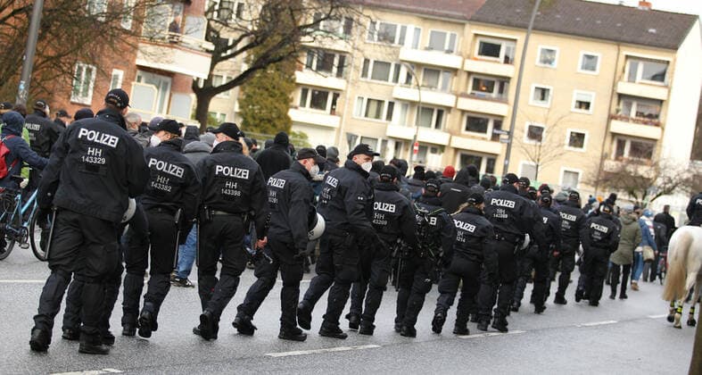 Demonstration von Kritikern der Corona-Maßnahmen in Barmbek. Die Auftaktkundgebung fand auf dem Bert-Kaempfert-Platz statt. Von dort aus setzte sich der Protestzug in Richtung Fuhlsbüttel in Bewegung. Die Demonstranten wurden von einem großen Polizeiaufgebot begleitet. Die Beamten waren mit mehreren Mannschaftswagen und einer Reiterstaffel vor Ort. Auf der Piazzetta-Ralph-Giordano gab es eine kleine Gegendemonstration, an der auch Aktivisten der Antifa teilnahmen. Es kam zu kleinen Handgemengen zwischen ihnen und Polizeikräften. Polizisten schützen den Demonstrationszug vor Krawallmachern. Barmbek Hamburg