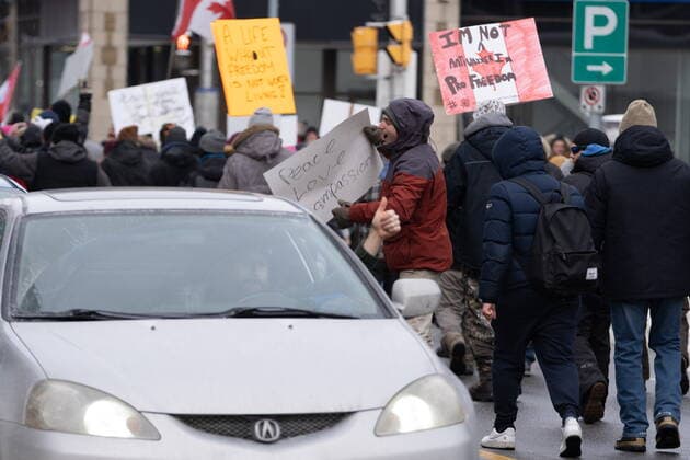 January 22, 2022, Ottawa, ON, CANADA: A motorist gives a thumb up to demonstrators as they march in protest against public health measures taken by authorities to curb the spread of COVID-19, in Ottawa, Saturday, Jan. 22, 2022. Ottawa CANADA  - ZUMAc35_ 20220122_zaf_c35_027 Copyright: xMichaelxChisholmx