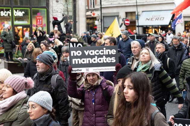 January 22, 2022, London, England, United Kingdom: Protestor seen holding a placard that says no vaccine mandates during the demonstration..By April 2022, 100k members of the NHS will have to be fully vaccinated or lose their jobs. In light of this draconian requirement, NHS nurses have come together to protest against such coercion, defending their medical freedom and accusing the government for a total mistreatment of the health workers over the pandemic. Other anti-lockdown and anti-vaccine groups have jointly protested against the restrictions imposed by the government, and threaten to take to the streets should the restrictions not be lifted by 27th Jan 2022. London United Kingdom - ZUMAs197 20220122_zaa_s197_155 Copyright: xBelindaxJlaox