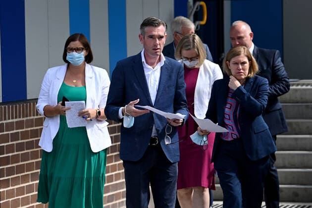 DOMINIC PERROTTET PRESSER, NSW Minister for Education and Early Learning Sarah Mitchell (far left), NSW Premier Dominic Perrottet (second left), and NSW Chief Health Officer Dr Kerry Chant (second right) arrive for a press conference at Lidcombe Public School in Sydney, Sunday, January 23, 2022. ( NO ARCHIVING, EDITORIAL USE ONLY, NO USE IN BOOKS WITHOUT CONSENT SYDNEY NSW AUSTRALIA  Copyright: xBIANCAxDExMARCHIx 20220123001616054350