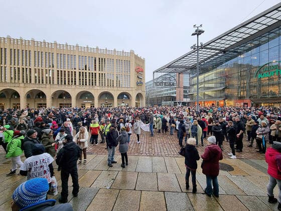 Demo gegen Impfpflicht 22.01.2022, Chemnitz, Demo gegen Impfpflicht Am Samstag demonstrierten mehrere Tausend Menschen bei einer angemeldeten Demonstration in Chemnitz vor dem Rathaus gegen die Impfpflicht in der Pflege und dem Gesundheitswesen. Darunter waren auch viele Pflegekräfte, Krankenschwestern und Angehörige des Rettungsdienstes. Einsatzkräfte der Polizei waren vor Ort. Chemnitz Sachsen BRD