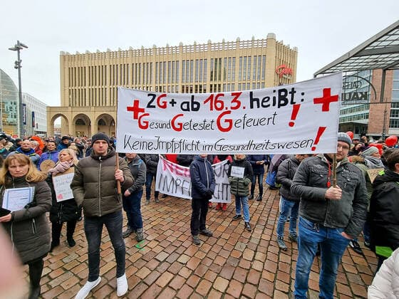 Demo gegen Impfpflicht 22.01.2022, Chemnitz, Demo gegen Impfpflicht Am Samstag demonstrierten mehrere Tausend Menschen bei einer angemeldeten Demonstration in Chemnitz vor dem Rathaus gegen die Impfpflicht in der Pflege und dem Gesundheitswesen. Darunter waren auch viele Pflegekräfte, Krankenschwestern und Angehörige des Rettungsdienstes. Einsatzkräfte der Polizei waren vor Ort. Chemnitz Sachsen BRD