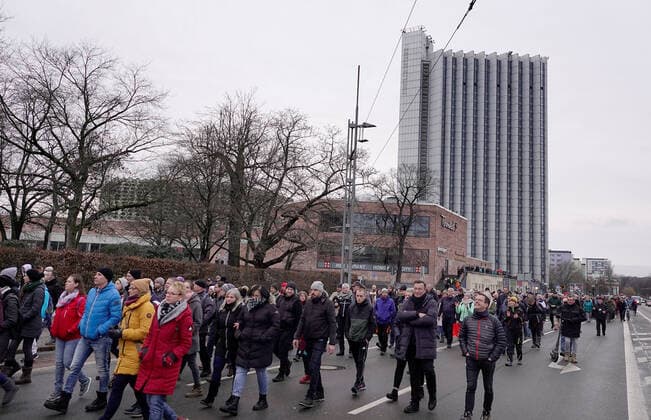 Demo gegen Impfpflicht 22.01.2022, Chemnitz, Demo gegen Impfpflicht Am Samstag demonstrierten mehrere Tausend Menschen bei einer angemeldeten Demonstration in Chemnitz vor dem Rathaus gegen die Impfpflicht in der Pflege und dem Gesundheitswesen. Darunter waren auch viele Pflegekräfte, Krankenschwestern und Angehörige des Rettungsdienstes. Einsatzkräfte der Polizei waren vor Ort. Chemnitz Sachsen BRD