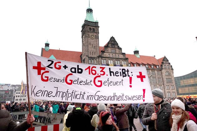 Demo gegen Impfpflicht 22.01.2022, Chemnitz, Demo gegen Impfpflicht Am Samstag demonstrierten mehrere Tausend Menschen bei einer angemeldeten Demonstration in Chemnitz vor dem Rathaus gegen die Impfpflicht in der Pflege und dem Gesundheitswesen. Darunter waren auch viele Pflegekräfte, Krankenschwestern und Angehörige des Rettungsdienstes. Einsatzkräfte der Polizei waren vor Ort. Chemnitz Sachsen BRD