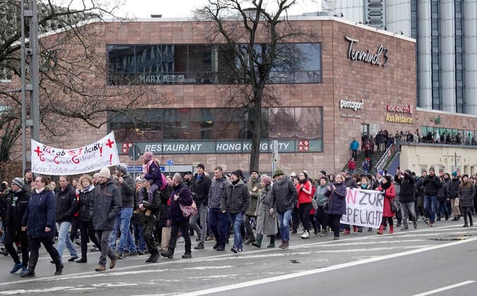Demo gegen Impfpflicht 22.01.2022, Chemnitz, Demo gegen Impfpflicht Am Samstag demonstrierten mehrere Tausend Menschen bei einer angemeldeten Demonstration in Chemnitz vor dem Rathaus gegen die Impfpflicht in der Pflege und dem Gesundheitswesen. Darunter waren auch viele Pflegekräfte, Krankenschwestern und Angehörige des Rettungsdienstes. Einsatzkräfte der Polizei waren vor Ort. Chemnitz Sachsen BRD
