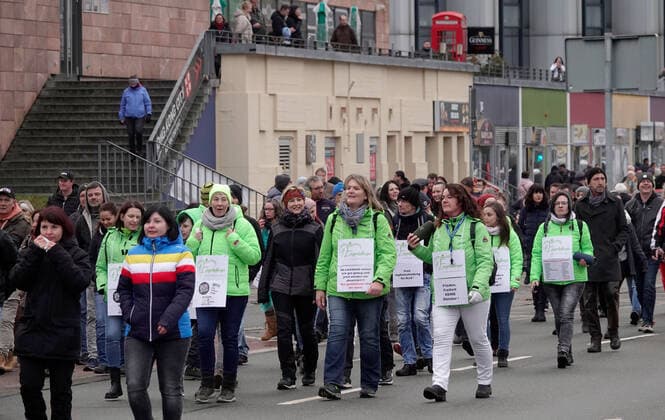 Demo gegen Impfpflicht 22.01.2022, Chemnitz, Demo gegen Impfpflicht Am Samstag demonstrierten mehrere Tausend Menschen bei einer angemeldeten Demonstration in Chemnitz vor dem Rathaus gegen die Impfpflicht in der Pflege und dem Gesundheitswesen. Darunter waren auch viele Pflegekräfte, Krankenschwestern und Angehörige des Rettungsdienstes. Einsatzkräfte der Polizei waren vor Ort. Chemnitz Sachsen BRD