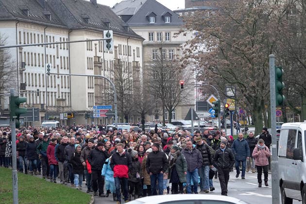 Demo gegen Impfpflicht 22.01.2022, Chemnitz, Demo gegen Impfpflicht Am Samstag demonstrierten mehrere Tausend Menschen bei einer angemeldeten Demonstration in Chemnitz vor dem Rathaus gegen die Impfpflicht in der Pflege und dem Gesundheitswesen. Darunter waren auch viele Pflegekräfte, Krankenschwestern und Angehörige des Rettungsdienstes. Einsatzkräfte der Polizei waren vor Ort. Chemnitz Sachsen BRD