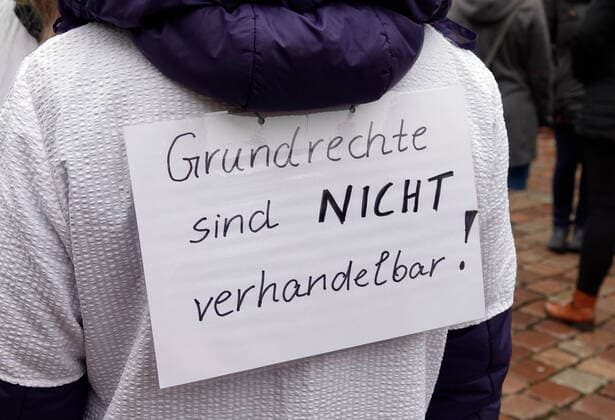 Demo gegen Impfpflicht 22.01.2022, Chemnitz, Demo gegen Impfpflicht Am Samstag demonstrierten mehrere Tausend Menschen bei einer angemeldeten Demonstration in Chemnitz vor dem Rathaus gegen die Impfpflicht in der Pflege und dem Gesundheitswesen. Darunter waren auch viele Pflegekräfte, Krankenschwestern und Angehörige des Rettungsdienstes. Einsatzkräfte der Polizei waren vor Ort. Chemnitz Sachsen BRD