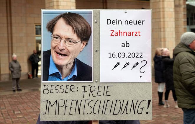 Demo gegen Impfpflicht 22.01.2022, Chemnitz, Demo gegen Impfpflicht Am Samstag demonstrierten mehrere Tausend Menschen bei einer angemeldeten Demonstration in Chemnitz vor dem Rathaus gegen die Impfpflicht in der Pflege und dem Gesundheitswesen. Darunter waren auch viele Pflegekräfte, Krankenschwestern und Angehörige des Rettungsdienstes. Einsatzkräfte der Polizei waren vor Ort. Chemnitz Sachsen BRD